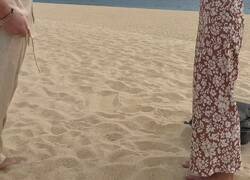 Enlace a Pide matrimonio a su novia en la playa pero se tira un pedo de los nervios y se caga encima