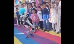 Enlace a Un robot chino le mete un puñetazo a un niño en una demostración