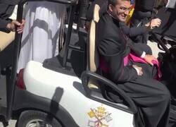 Enlace a Un loco le mostró su rosario al Papa para que se lo bendijera y León XIV se lo pilló, se lo llevó a la misa y después cuando se iba se lo devolvió Paso de objeto nivel 1 a reliquia divina nivel 100, por @therealbuni