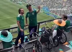Enlace a El primer milagro que nos trae el mundial, minusválido consigue ponerse en pie para hacerse un selfie