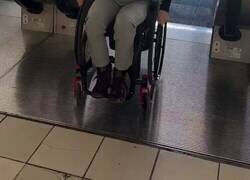 Enlace a Una persona en silla de ruedas subiendo sola por la escalera mecánica.   La persona lo hace como si fuera lo más normal del mundo, pero me parece extremadamente peligroso...