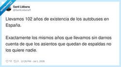Enlace a La gente que se sienta de espaldas, algo trama, por @SantiLiebanaR