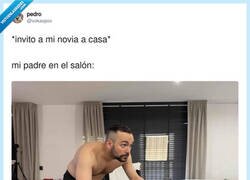 Enlace a Mientras nos espía desde la sala, por @xokaspov