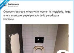 Enlace a Como si no hubiera un rollo de papel justo ahi al lado, por @soycamarero