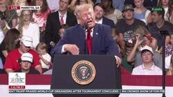Enlace a Se coló un imitador de Trump justo detrás y yo creo que ya no debe estar vivo