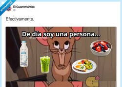 Enlace a De día soy fitness influencer, de noche soy un cubo de basura con patas