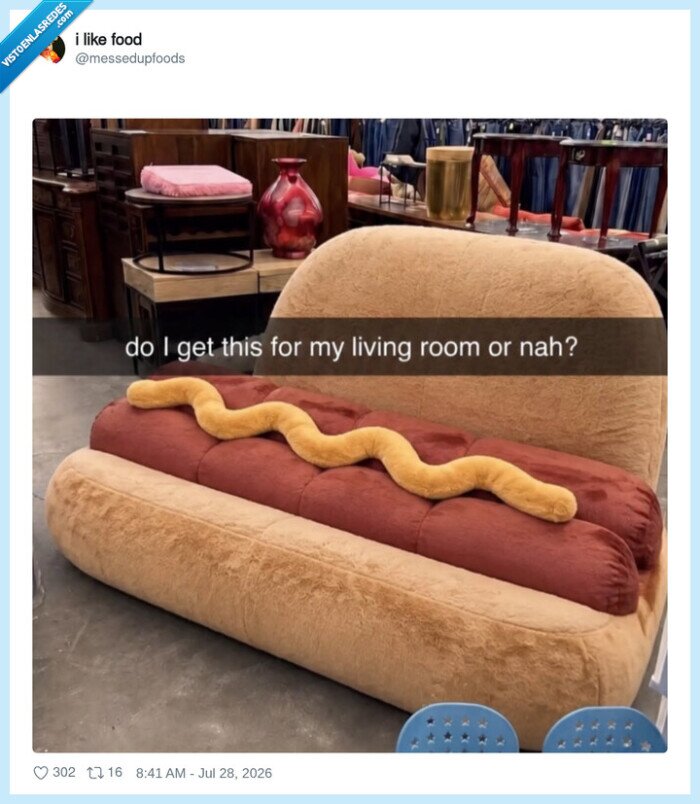 1746128 - Mi salón: elegante. Mi sofá: perrito caliente, por @messedupfoods