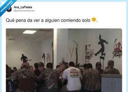 Enlace a Todos los demás camuflados, por @ymuchosmemes