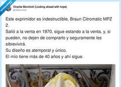 Enlace a Los exprimidores de ahora duran menos que una relación hecha por Tinder, por @VMoncholi