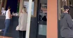Enlace a El elegante desayuno de una cacatúa comiendo un croissant sobre una señal de tráfico