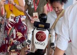 Enlace a Estúpido y sensual robot, por @RoryBranker