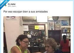 Enlace a Unas te sujetan el cubata y otras te sujetan la vida, por @En_jupiter_