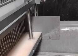 Enlace a Máquina le inyecta agua a la carne para venderla más pesada, menuda estafa