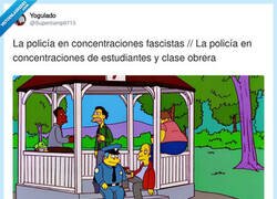 Enlace a Doble rasero policial en dos viñetas, por @Supertramp9713