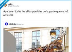 Enlace a El cementerio de sillas de la Semana Santa sevillana, por @NadimRevuelta