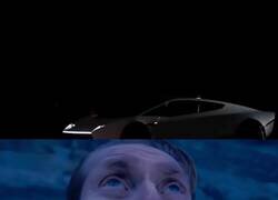Enlace a Mirar por el retrovisor y ver un Tesla pasándote por encima, por @9GAG