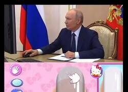 Enlace a Putin desconectando tras una dura semana de reuniones: manicura virtual y a relajarse, por @jpeg_mommy
