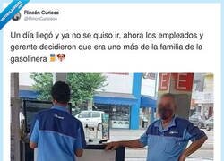 Enlace a Llegó un día a la gasolinera y ya tiene uniforme, compañeros y más derechos que muchos becarios, por @RincnCuriosoo