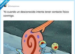 Enlace a Mi reacción cuando un desconocido intenta darme dos besos, por @Carlosgramosc