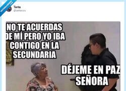 Enlace a Cuando alguien del instituto te reconoce y tú activas la amnesia selectiva, por @zettaruru