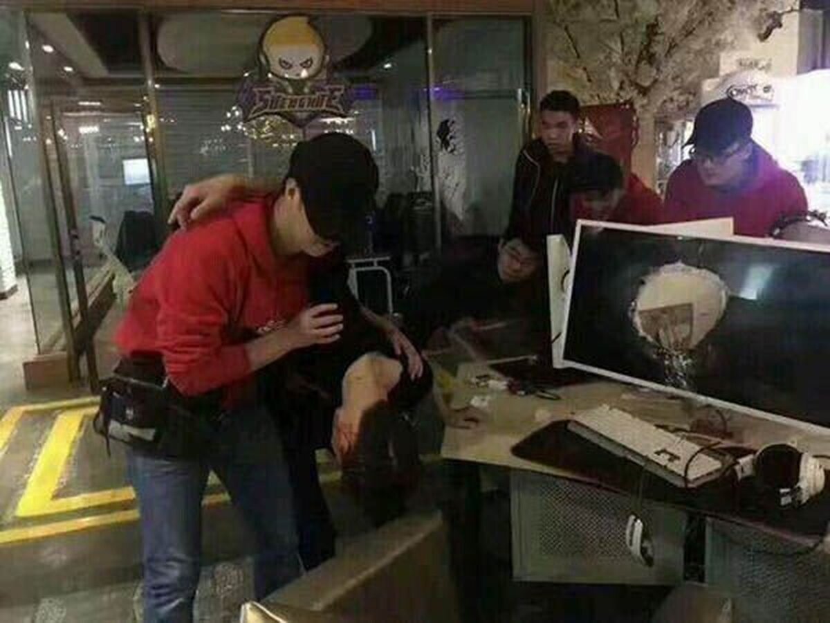 Atraviesa la pantalla del ordenador de un cabezazo después de una mala racha en League of Legends