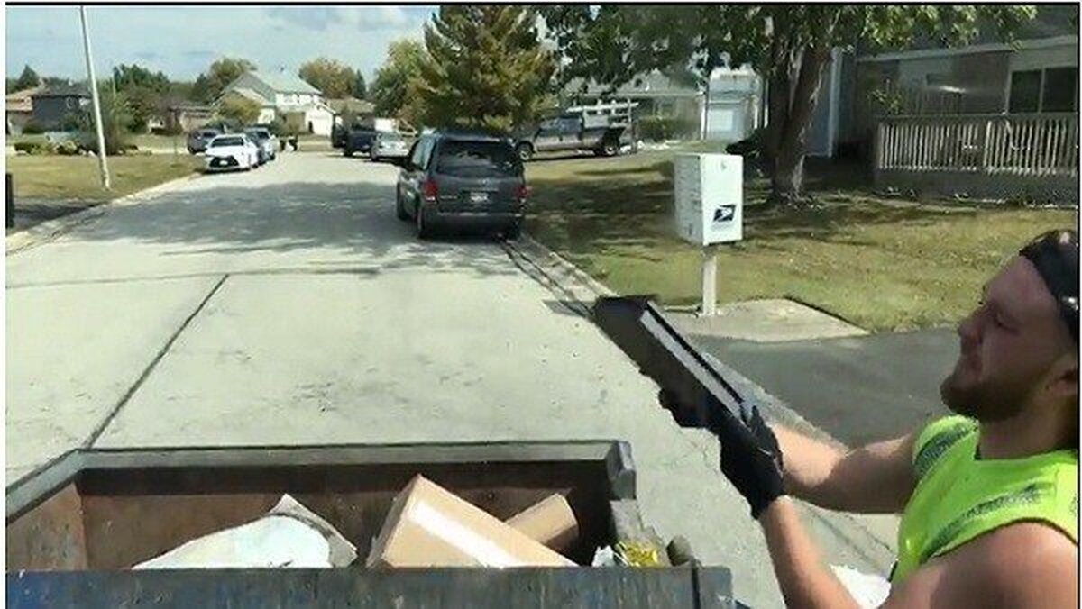 Un basurero que hacia streaming de su jornada laboral encuentra una PS4 que funciona en la basura