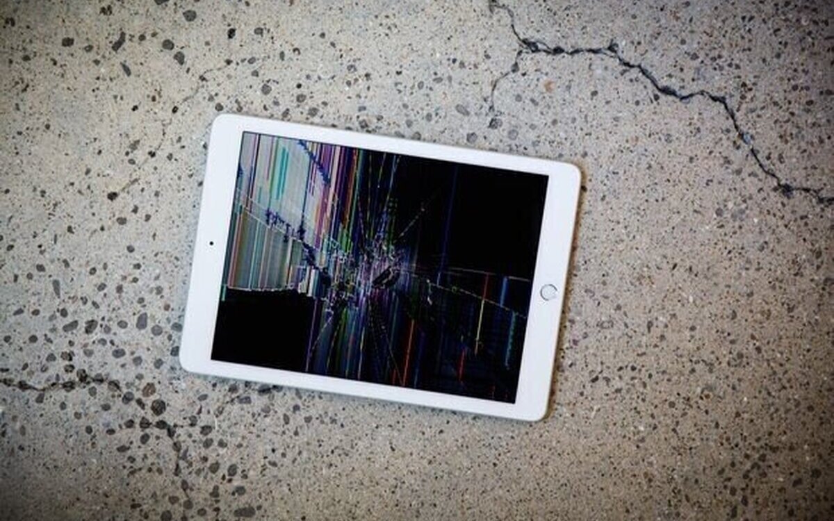 Esta periodista destrozó los iPads de sus hijos contra una mesa como castigo por jugar a Fortnite