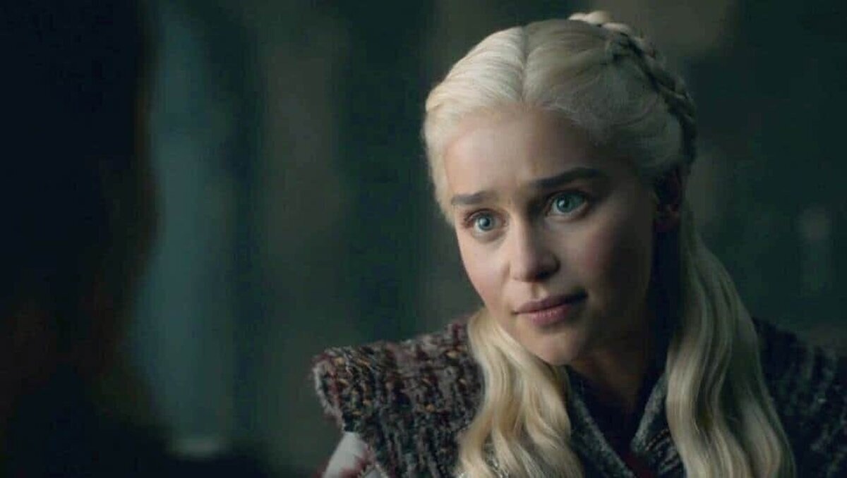 Emilia Clarke defiende la reacción de Daenerys al enterarse de la gran revelación sobre Jon Nieve