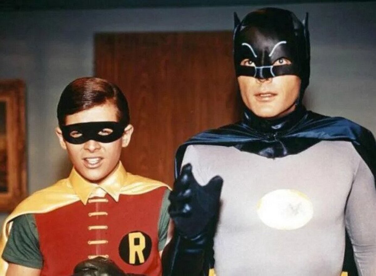 El actor de Robin en la serie de Batman explica que le hicieron tomar pastillas para encoger los genitales