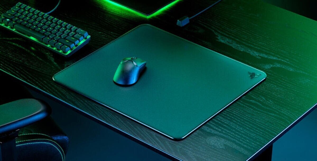 Disfruta de la precisión más pura y fluida con la alfombrila de vidrio templado Razer Atlas