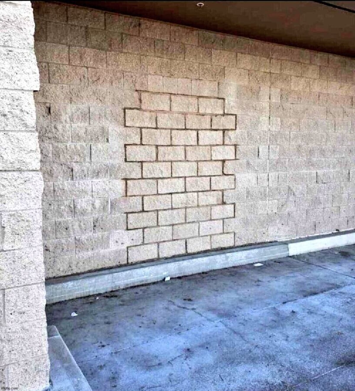 Para todos una pared normal, pero los gamers sabemos que detras hay un camino oculto 