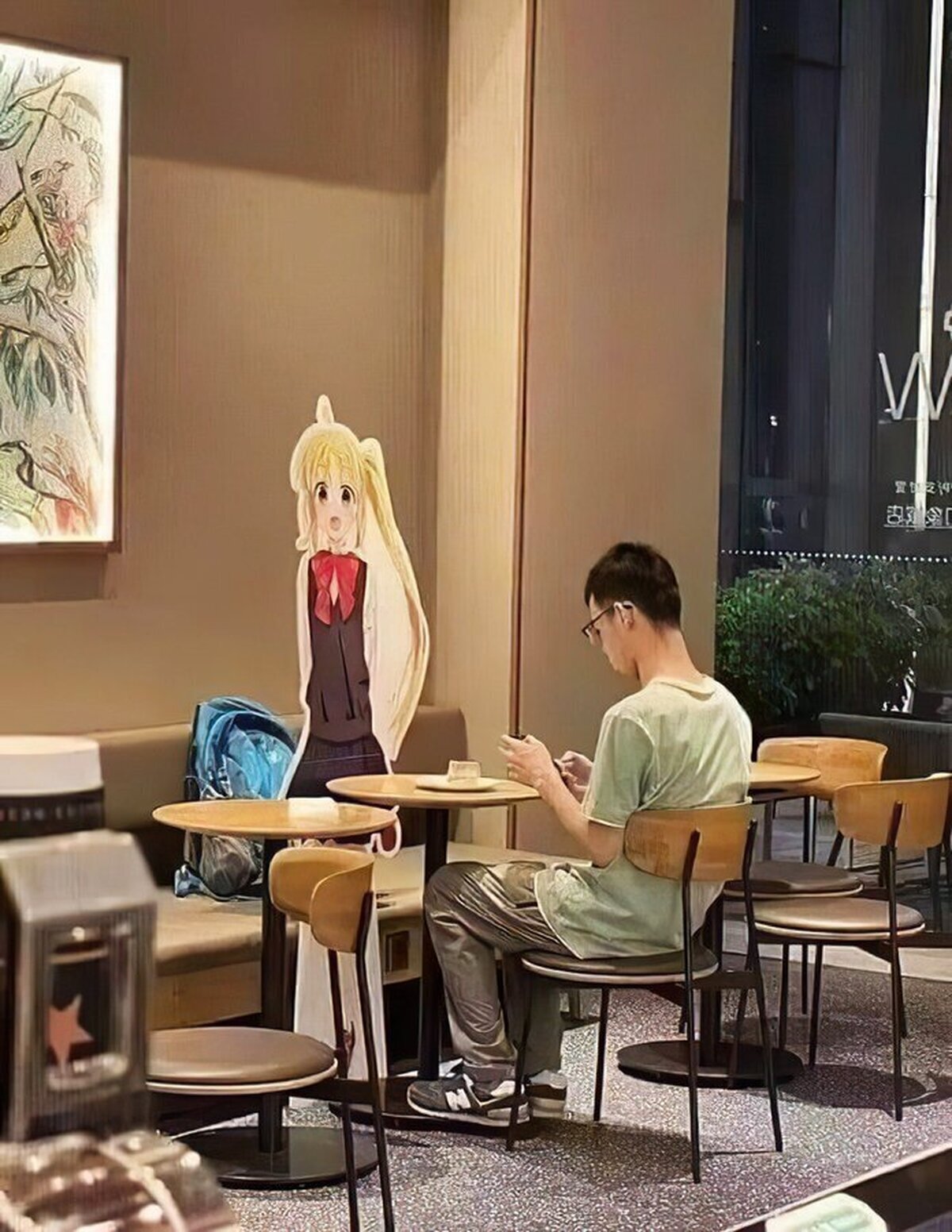 Este chico es viral en Japón porque salió a cenar en público con su panel de Nijika Ijichi.