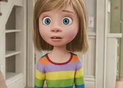 Riley intenta ponerse la ropa de la primera pel&iacute;cula y ya no le queda bien. Por @Indie5051