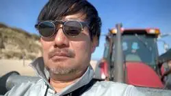Hideo Kojima sentado en una excavadora. Ya lo he visto todo en la vida