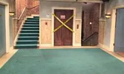 Es curioso que el ascensor m&aacute;s famoso de la historia de la televisi&oacute;n es uno que no funciona.