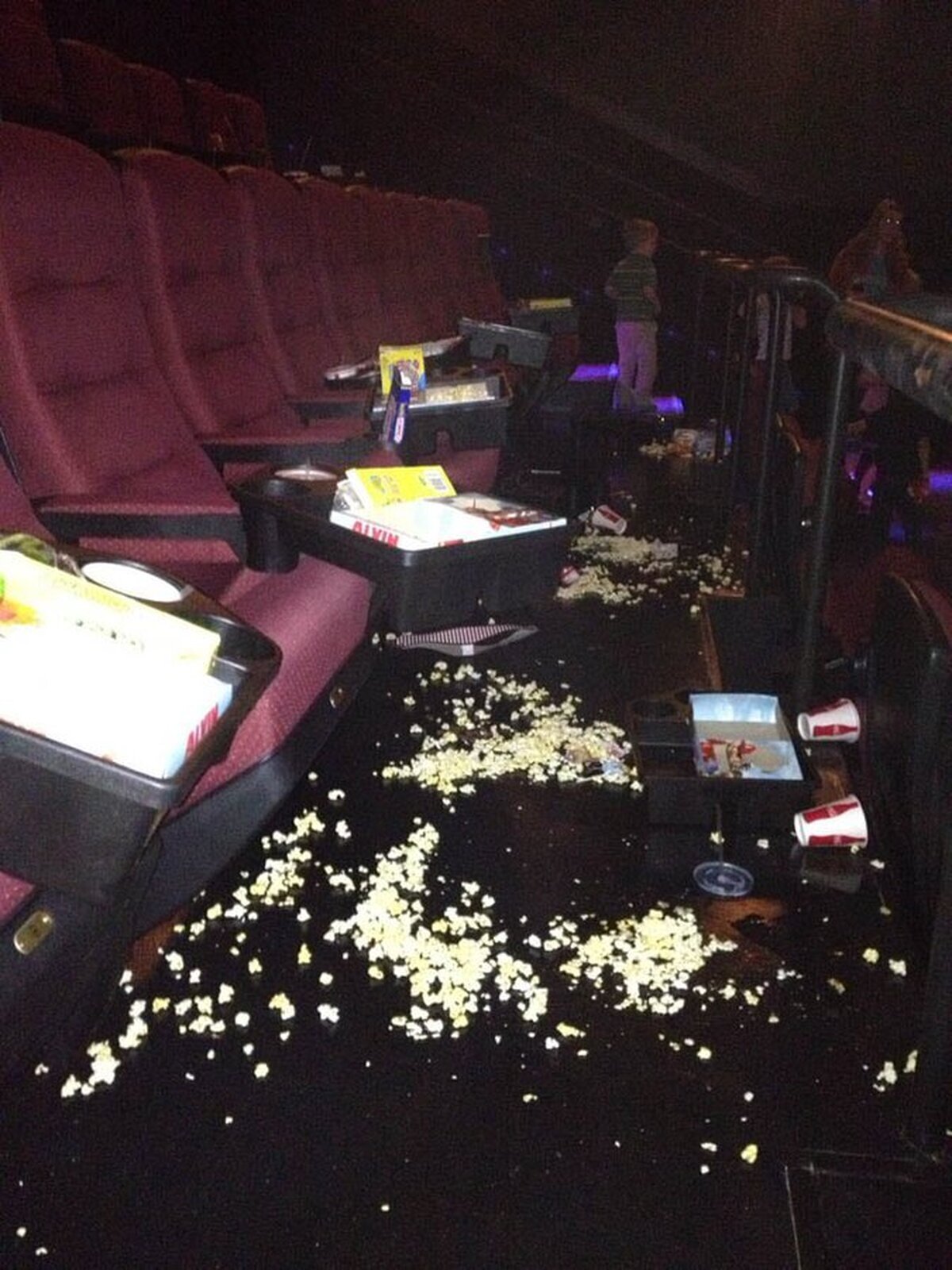 ¿Qué opináis sobre la gente que deja la sala del cine así?