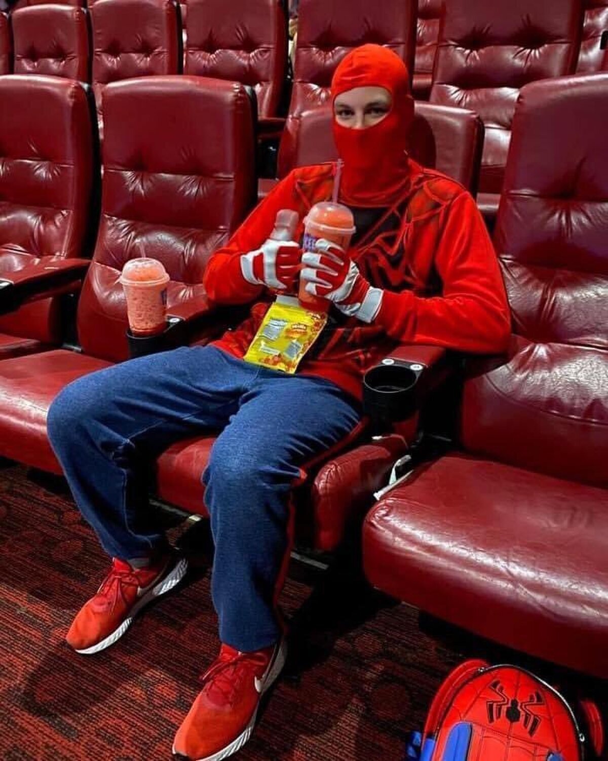 Este fan de Spiderman logró ir disfrazado de su heroe en el reestreno de TODAS sus películas