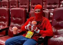 Este fan de Spiderman logr&oacute; ir disfrazado de su heroe en el reestreno de TODAS sus pel&iacute;culas
