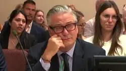 El llanto de Alec Baldwin cuando su acusaci&oacute;n de homicidio involuntario es desestimado