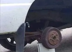 Este ladr&oacute;n pens&oacute; que la llanta val&iacute;a m&aacute;s que la Xbox... ah&iacute; lo dejo.