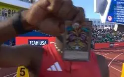 Noah Lyles gana oro en atletismo usando carta de Exodia como amuleto