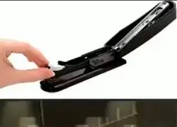 As&iacute; se siente recargar la grapadora