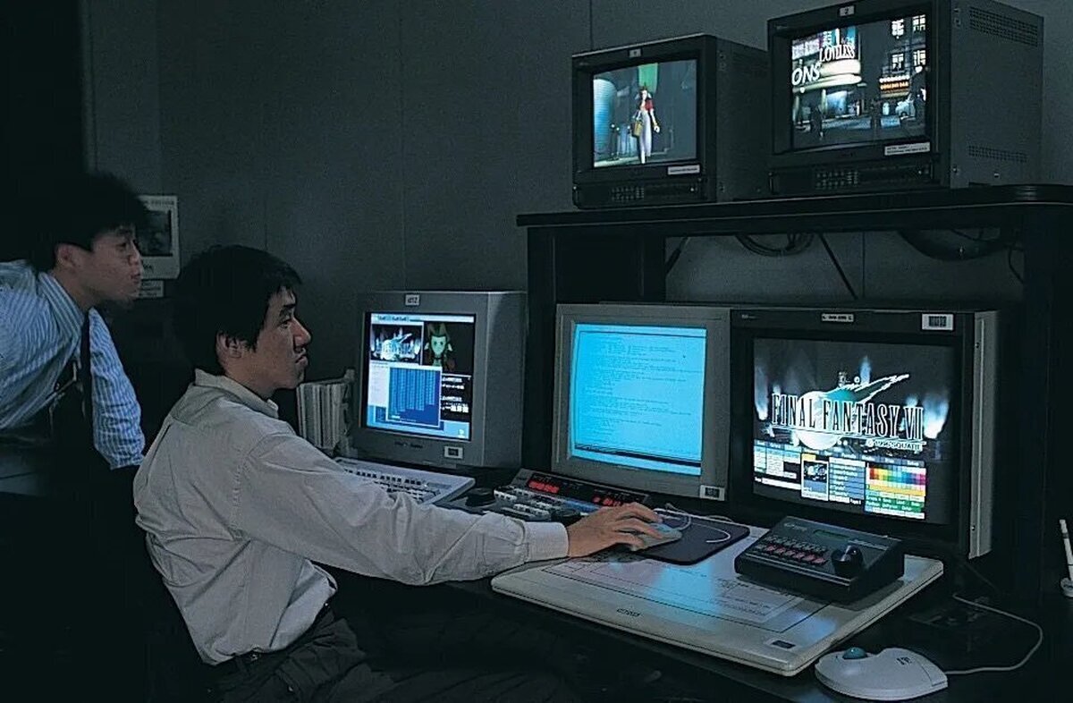 Kazuyuki Hashimoto en 1995 programando Final Fantasy VII en una Sony BVM-1916