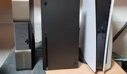 As&iacute; se ve una RTX 4090 al lado de una Series X y una PS5