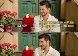 Andrew Garfield se sincera con Elmo sobre el fallecimiento de su madre