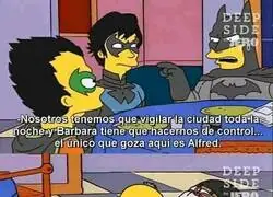 Alfred es el pilar que lo aguanta todo