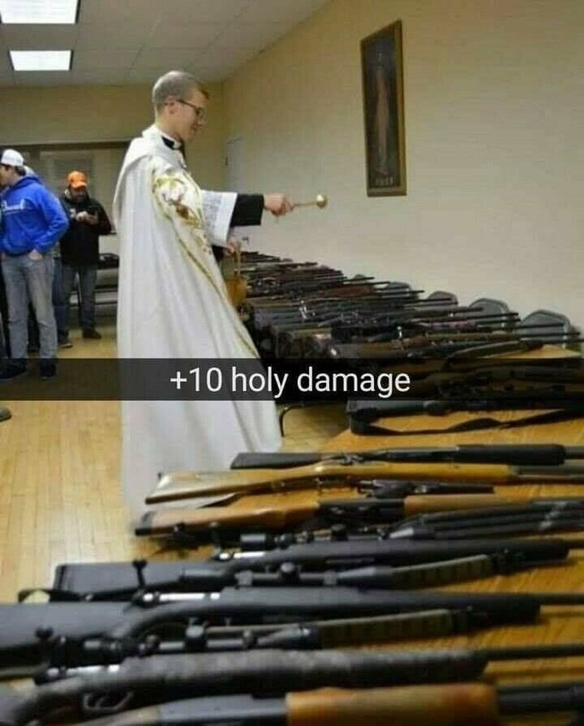 Un cura santiguando armas es lo más Americano que verás hoy