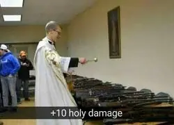 Un cura santiguando armas es lo m&aacute;s Americano que ver&aacute;s hoy