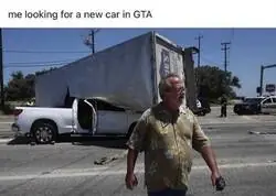 Yo buscando un nuevo coche en el GTA