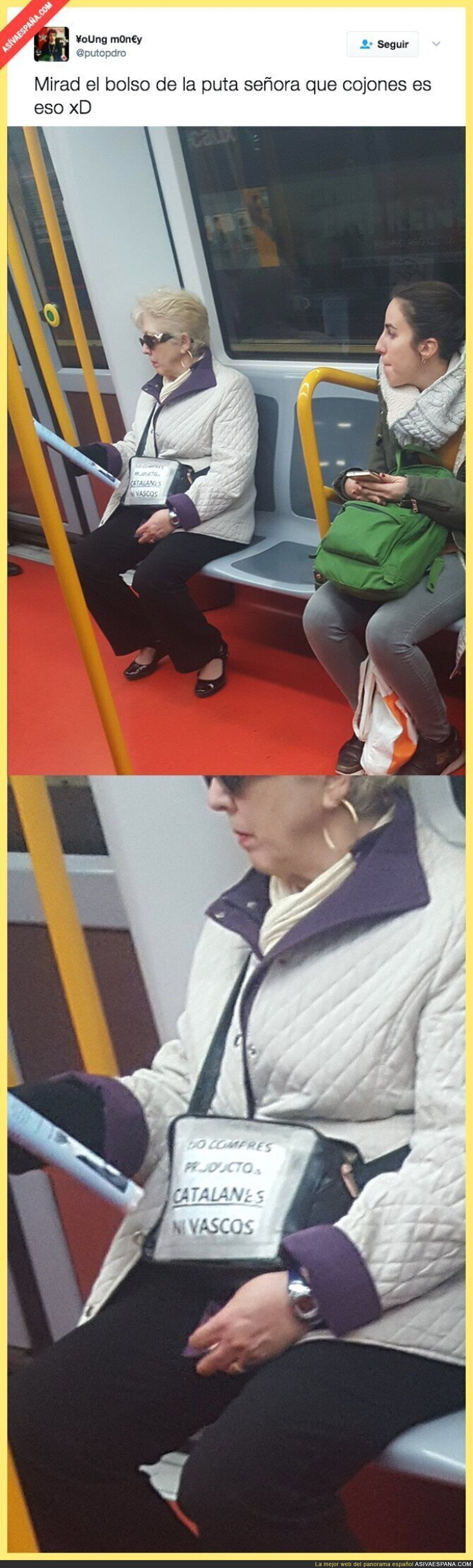 La señora más reivindicativa con este cartel en su bolso en el metro de Madrid